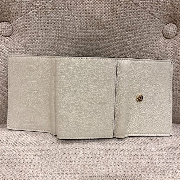 π GUCCI Embossed Logo Trifold Leather Wallet - Picture 11 of 15